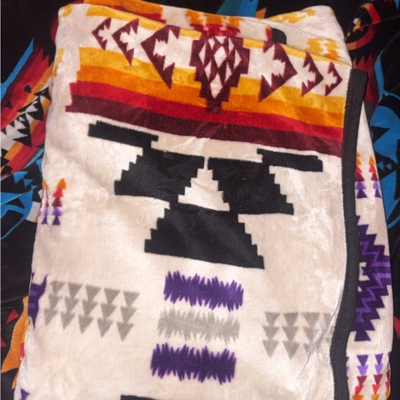 Aztec-Inspired Blanket - Multicolor
